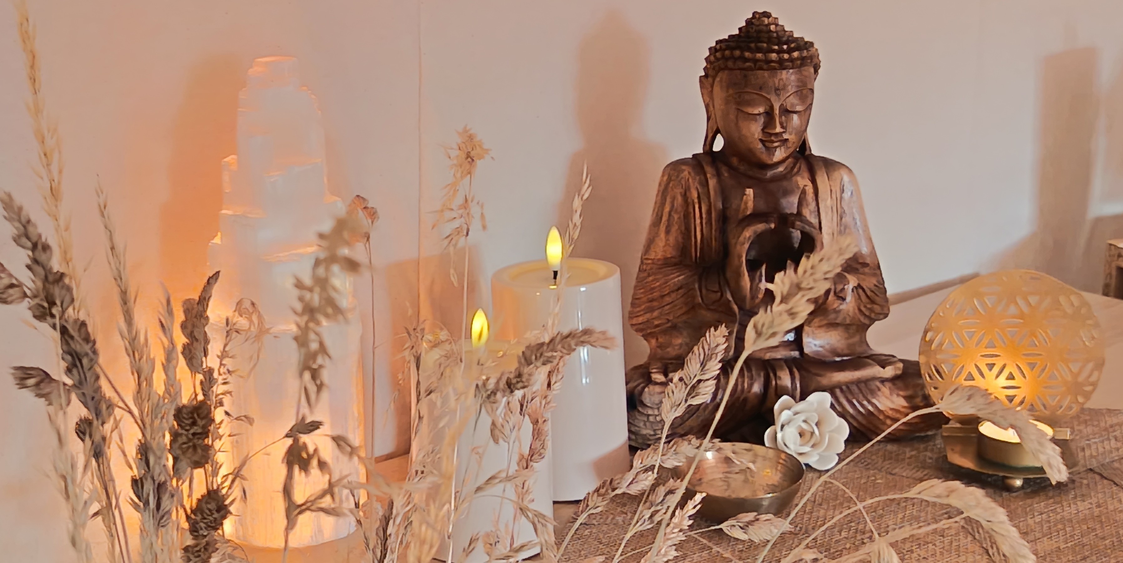 Photographie d'une statue de buddah en bois.