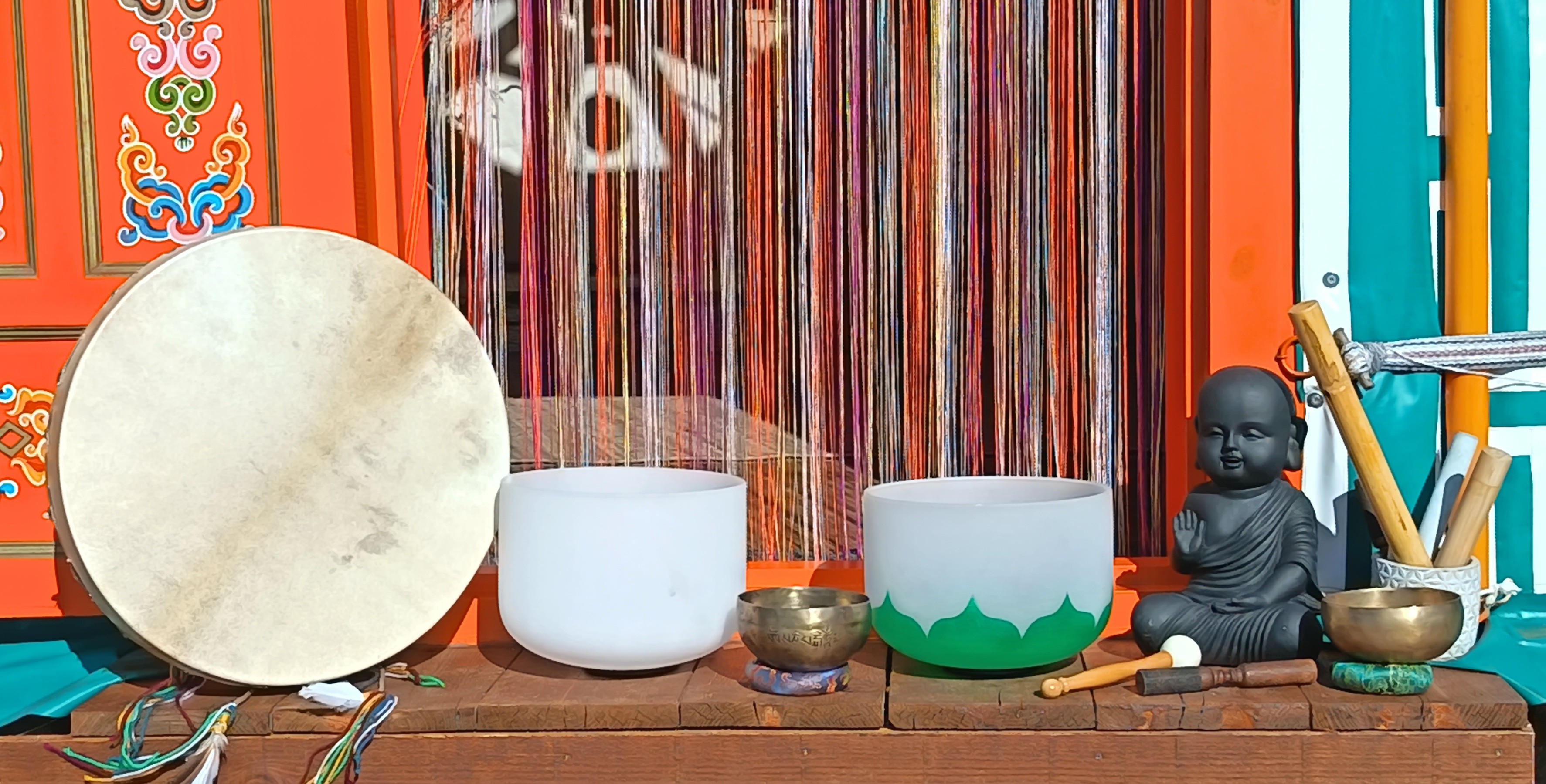 Photographie d'une yourte avec des instruments de musique.